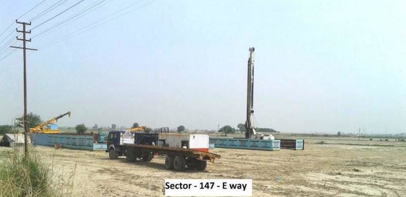 Piling work at Sector 147 - photo: Suresh2708, used under Creative Commons License (By 2.0) 