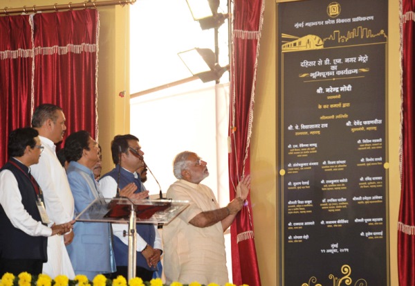 Narendra Modi unveiling the plaque to lay the foundation stone - Press Information Bureau, Govt of India