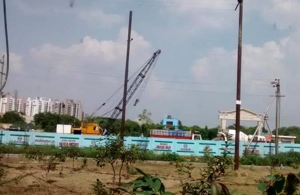 Piling work for Noida's new metro line to Greater Noida at Sector 143 - Photo Copyright: Flat911